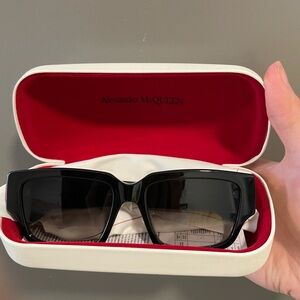 McQueen classic sunglasses